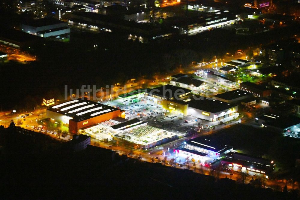 Berlin bei Nacht aus der Vogelperspektive: Nachtluftbild Gebäude des Baumarktes OBI Markt Berlin-Treptow am Adlergestell im Ortsteil Adlershof in Berlin, Deutschland