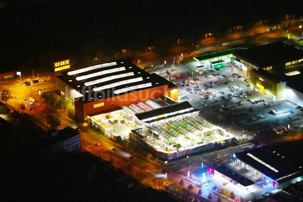 Nachtluftbild Berlin - Nachtluftbild Gebäude des Baumarktes OBI Markt Berlin-Treptow am Adlergestell im Ortsteil Adlershof in Berlin, Deutschland