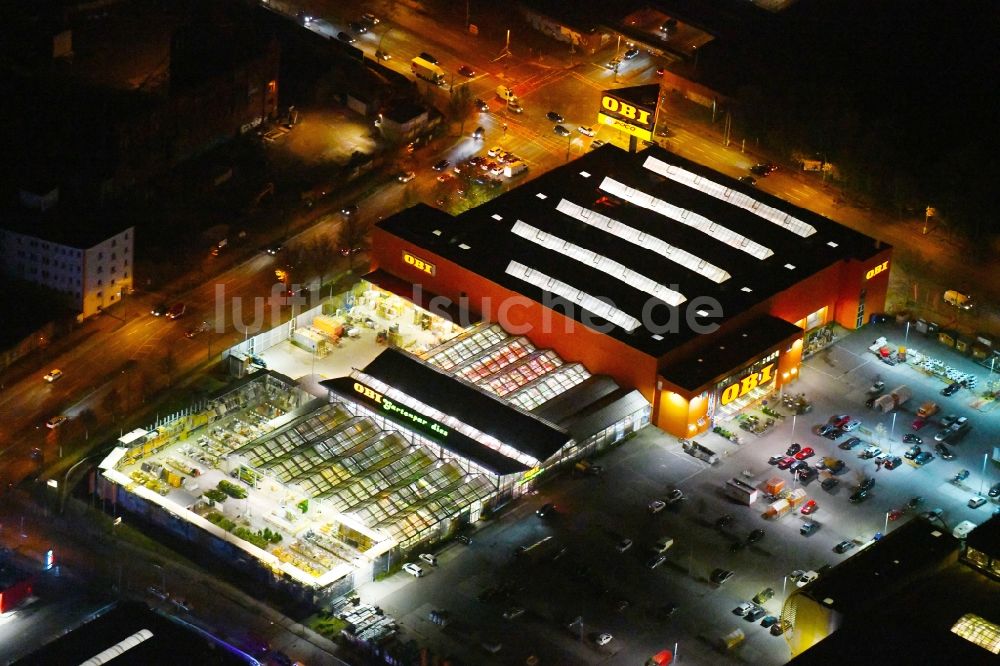 Berlin bei Nacht von oben - Nachtluftbild Gebäude des Baumarktes OBI Markt Berlin-Treptow am Adlergestell im Ortsteil Adlershof in Berlin, Deutschland