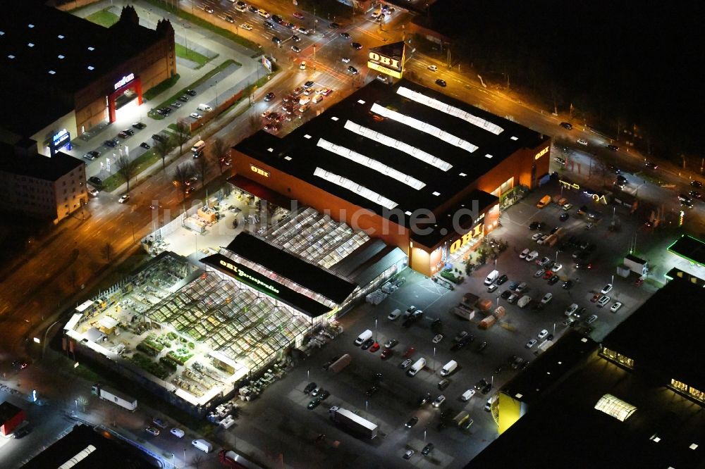 Nachtluftbild Berlin - Nachtluftbild Gebäude des Baumarktes OBI Markt Berlin-Treptow am Adlergestell im Ortsteil Adlershof in Berlin, Deutschland