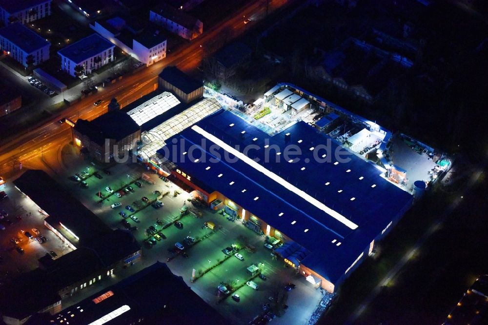 Nachtluftbild Lutherstadt Wittenberg - Nachtluftbild Gebäude des Baumarktes der OBI Markt Wittenberg an der Dessauer Straße in Lutherstadt Wittenberg im Bundesland Sachsen-Anhalt