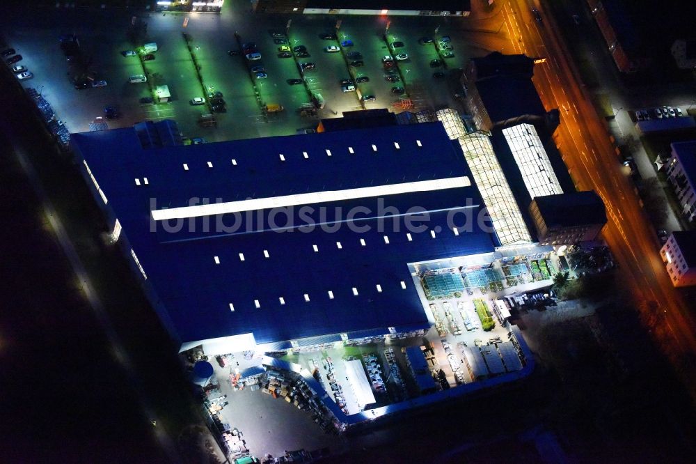 Lutherstadt Wittenberg bei Nacht aus der Vogelperspektive: Nachtluftbild Gebäude des Baumarktes der OBI Markt Wittenberg an der Dessauer Straße in Lutherstadt Wittenberg im Bundesland Sachsen-Anhalt