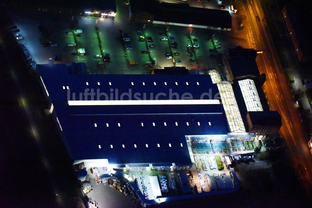 Lutherstadt Wittenberg bei Nacht von oben - Nachtluftbild Gebäude des Baumarktes der OBI Markt Wittenberg an der Dessauer Straße in Lutherstadt Wittenberg im Bundesland Sachsen-Anhalt