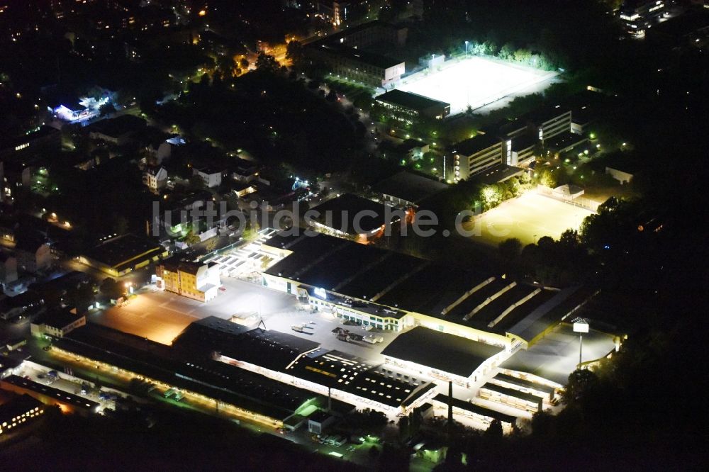 Berlin bei Nacht von oben - NachtluftbildGebäude des Baumarktes der Possling GmbH & Co.KG Britz an der Haarlemer Strasse in Berlin