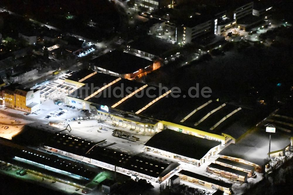 Nacht-Luftaufnahme Berlin - Nachtluftbild Gebäude des Baumarktes der Possling GmbH & Co.KG Britz Haarlemer Straße im Ortsteil Britz in Berlin