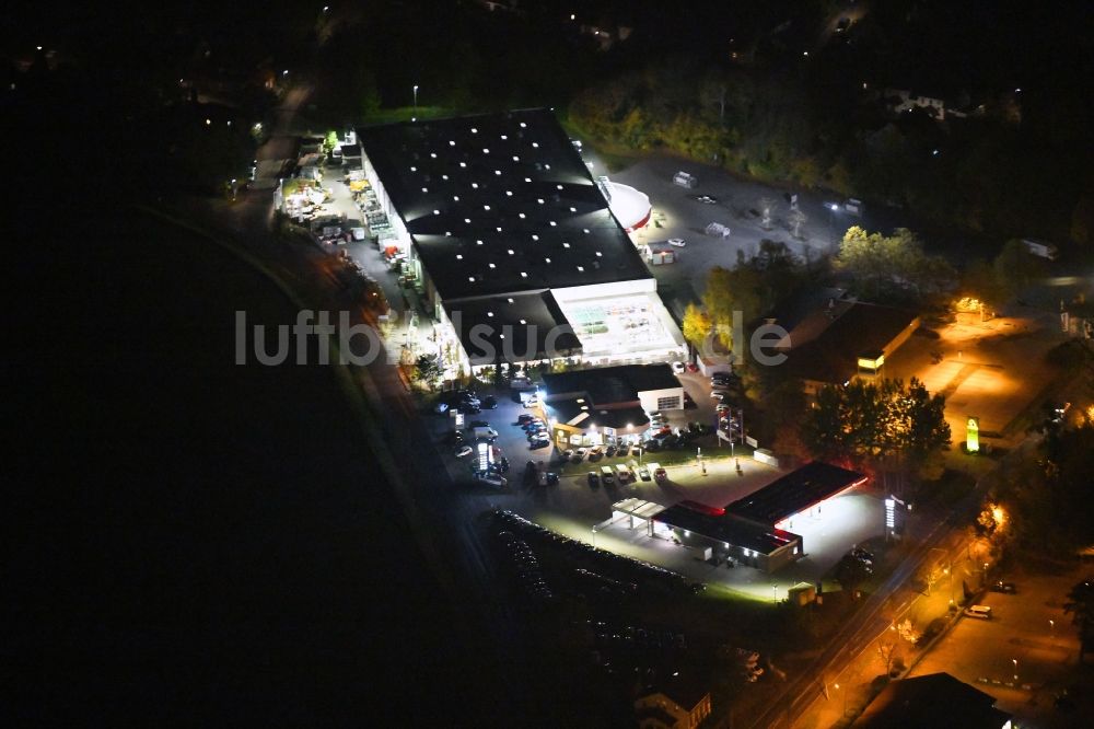 Nacht-Luftaufnahme Bernau - Nachtluftbild Gebäude des Baumarktes an der Schwanebecker Chaussee in Bernau im Bundesland Brandenburg, Deutschland