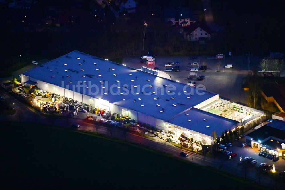 Nachtluftbild Bernau - Nachtluftbild Gebäude des Baumarktes toom Baumarkt in Bernau im Bundesland Brandenburg, Deutschland