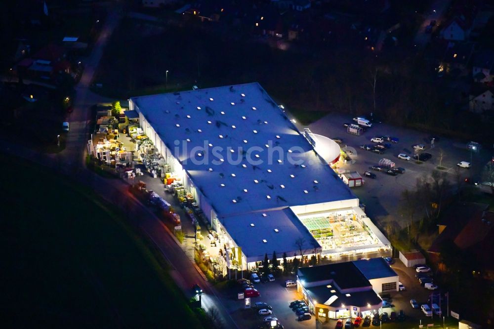 Bernau bei Nacht von oben - Nachtluftbild Gebäude des Baumarktes toom Baumarkt in Bernau im Bundesland Brandenburg, Deutschland