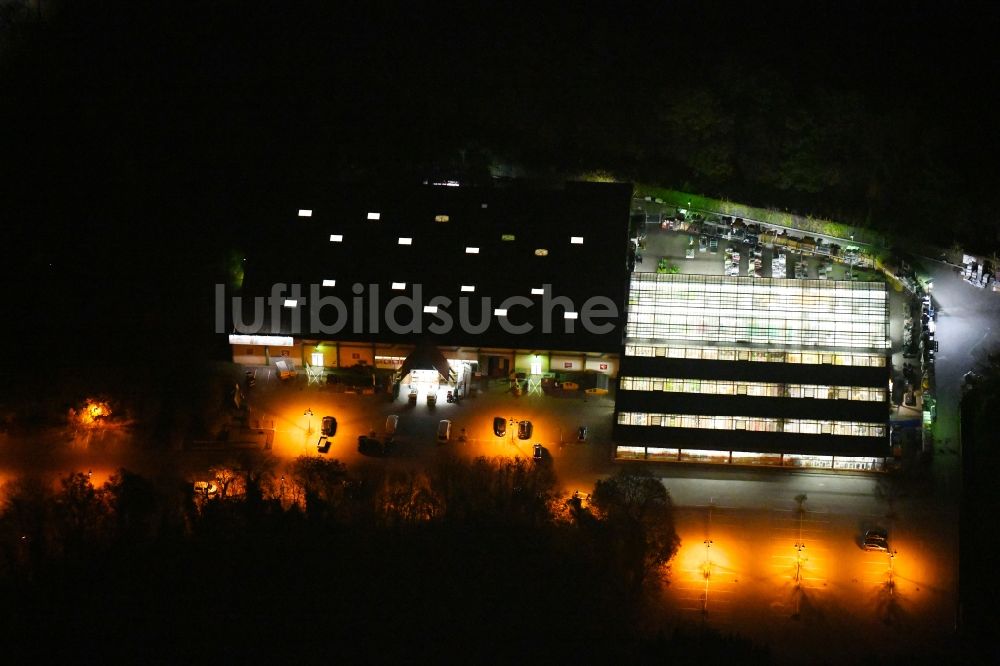 Nacht-Luftaufnahme Eberswalde - Nachtluftbild Gebäude des Baumarktes toom Baumarkt in Eberswalde im Bundesland Brandenburg, Deutschland