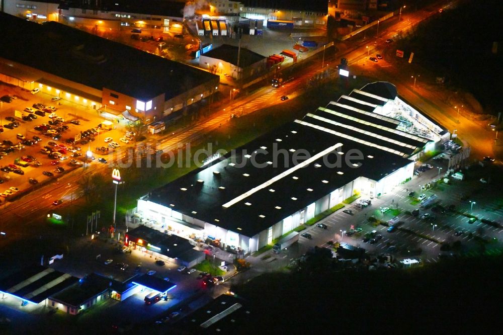 Nacht-Luftaufnahme Halle (Saale) - Nachtluftbild Gebäude des Baumarktes toom Baumarkt Halle-Trotha in Halle (Saale) im Bundesland Sachsen-Anhalt, Deutschland