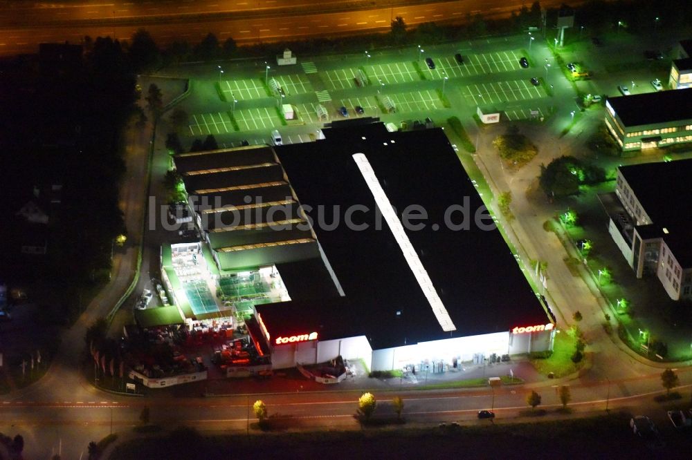 Rostock bei Nacht aus der Vogelperspektive: Nachtluftbild Gebäude des Baumarktes der toom Baumarkt im Ortsteil Lütten Klein in Rostock im Bundesland Mecklenburg-Vorpommern, Deutschland