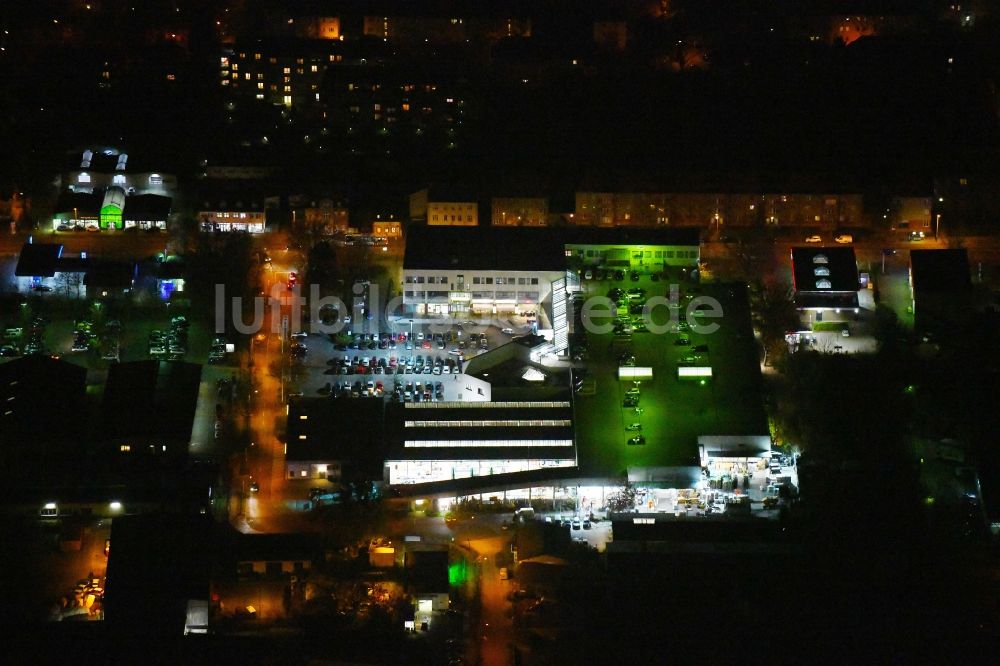 Potsdam bei Nacht aus der Vogelperspektive: Nachtluftbild Gebäude des Baumarktes toom Baumarkt Potsdam-Babelsberg an der Großbeerenstraße im Ortsteil Babelsberg in Potsdam im Bundesland Brandenburg, Deutschland