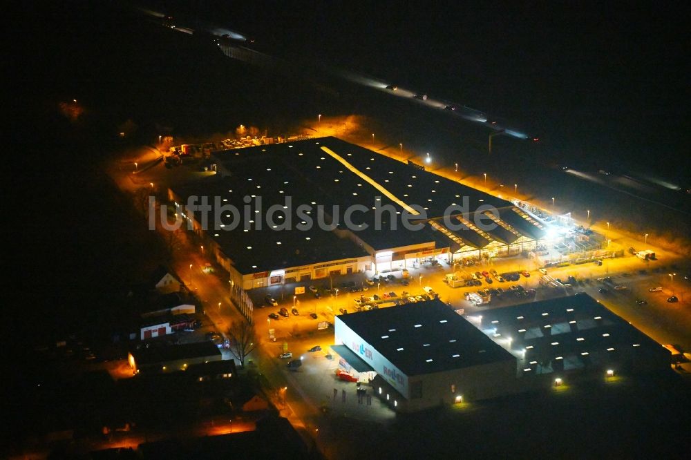 Fürstenwalde/Spree bei Nacht von oben - Nachtluftbild Gebäude des Baumarktes toom in Fürstenwalde/Spree im Bundesland Brandenburg, Deutschland