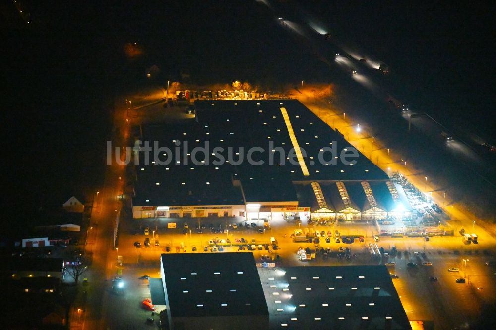 Nacht-Luftaufnahme Fürstenwalde/Spree - Nachtluftbild Gebäude des Baumarktes toom in Fürstenwalde/Spree im Bundesland Brandenburg, Deutschland