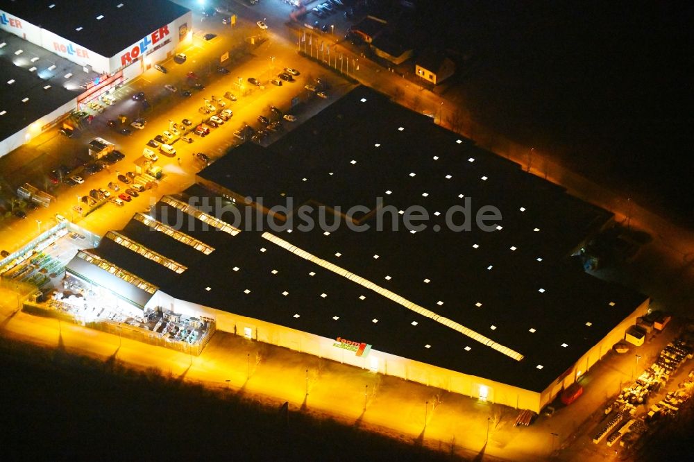 Fürstenwalde/Spree bei Nacht aus der Vogelperspektive: Nachtluftbild Gebäude des Baumarktes toom in Fürstenwalde/Spree im Bundesland Brandenburg, Deutschland