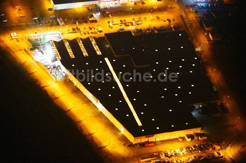 Nacht-Luftaufnahme Fürstenwalde/Spree - Nachtluftbild Gebäude des Baumarktes toom in Fürstenwalde/Spree im Bundesland Brandenburg, Deutschland