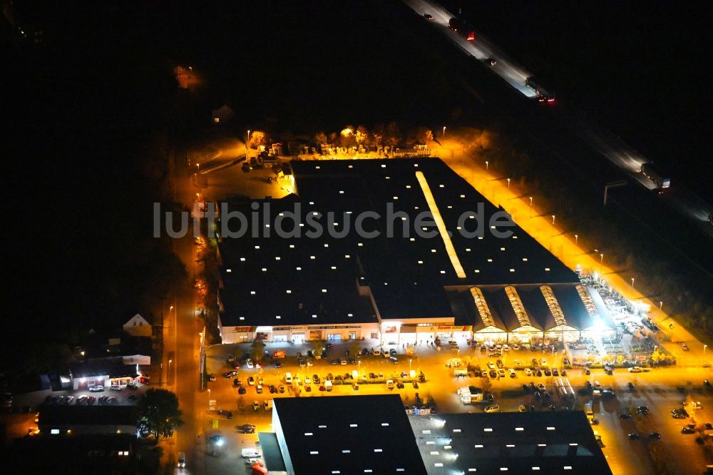 Fürstenwalde/Spree bei Nacht aus der Vogelperspektive: Nachtluftbild Gebäude des Baumarktes toom in Fürstenwalde/Spree im Bundesland Brandenburg, Deutschland