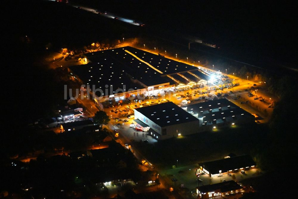 Fürstenwalde/Spree bei Nacht von oben - Nachtluftbild Gebäude des Baumarktes toom gegenüber des Einrichtungshaus - Möbelmarkt der Roller Möbel in Fürstenwalde/Spree im Bundesland Brandenburg, Deutschland