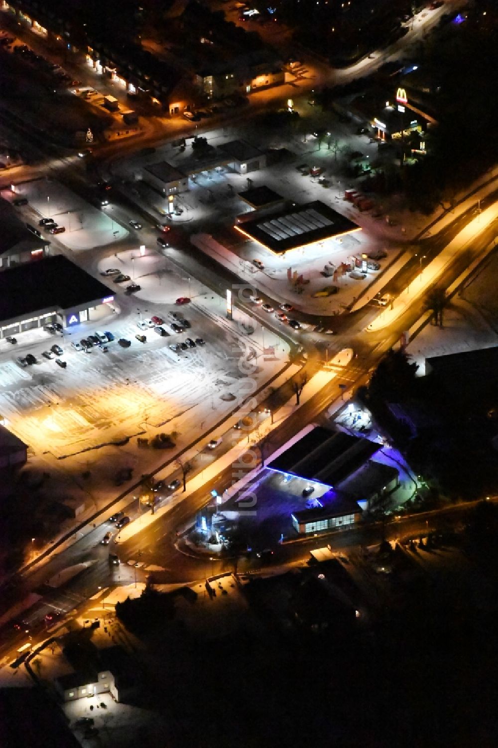 Werder (Havel) bei Nacht aus der Vogelperspektive: Nachtluftbild Gebäude des Einkaufszentrum ALDI am Apfelweg in Werder (Havel) im Bundesland Brandenburg