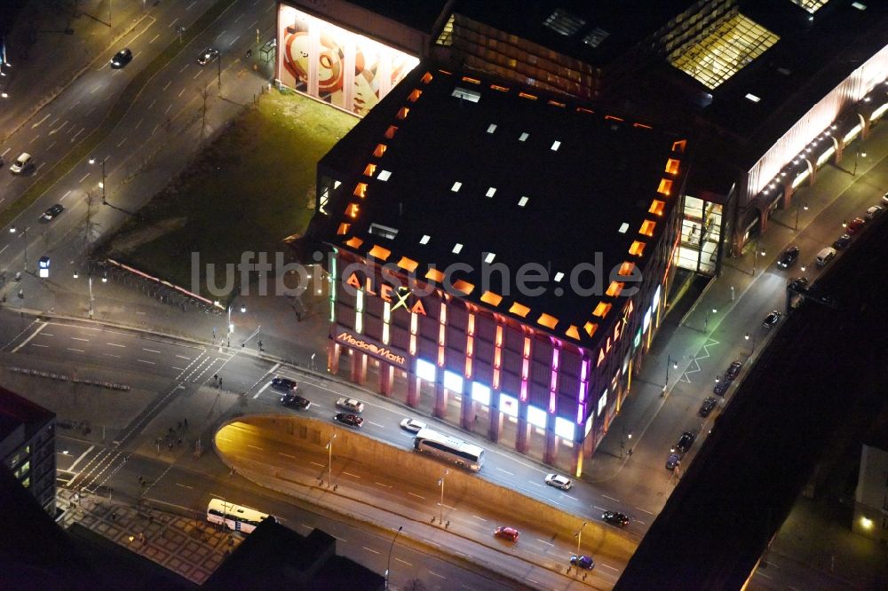 Nachtluftbild Berlin - Nachtluftbild Gebäude des Einkaufszentrum Alexa in Berlin