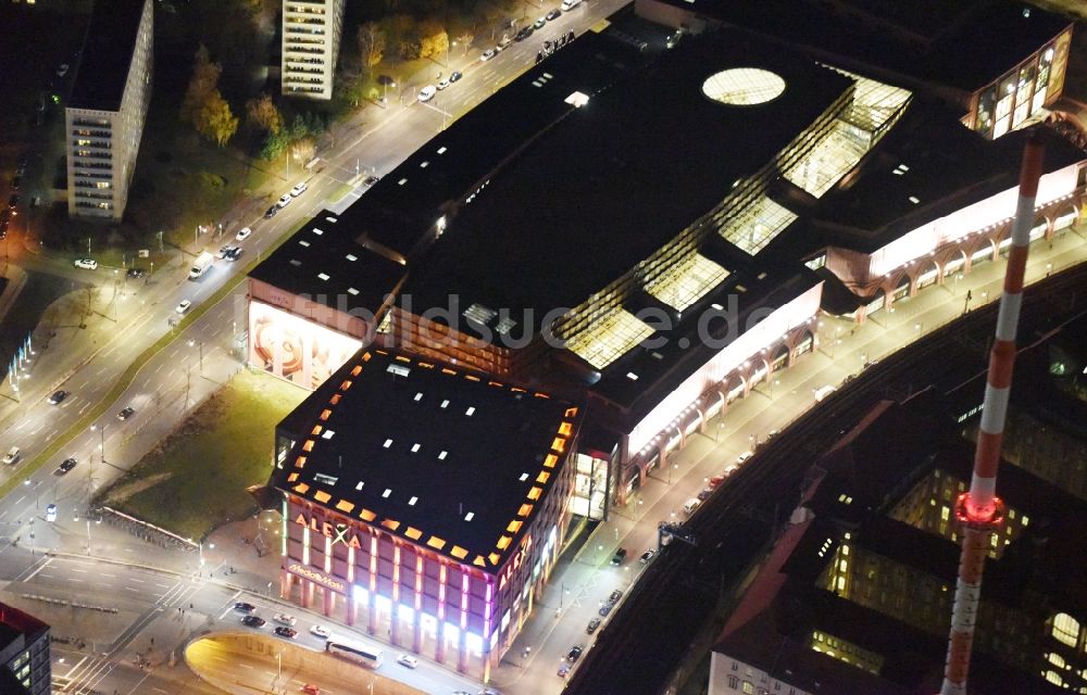 Nacht-Luftaufnahme Berlin - Nachtluftbild Gebäude des Einkaufszentrum Alexa in Berlin