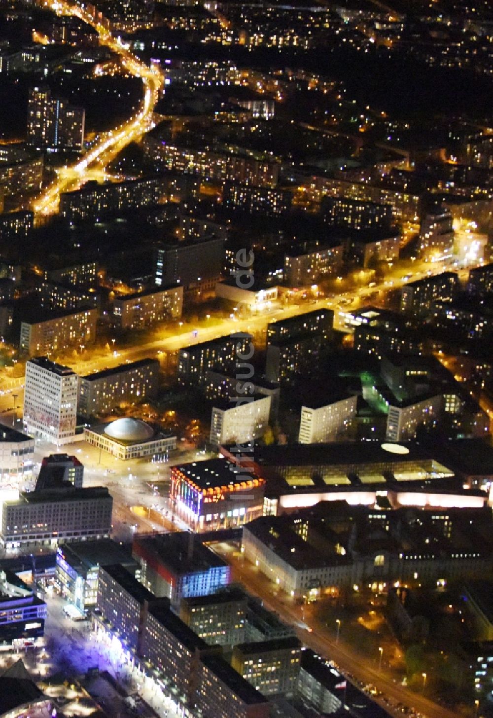 Nachtluftbild Berlin - Nachtluftbild Gebäude des Einkaufszentrum Alexa in Berlin