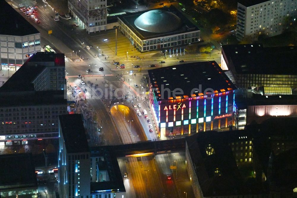 Nacht-Luftaufnahme Berlin - Nachtluftbild Gebäude des Einkaufszentrum Alexa in Berlin