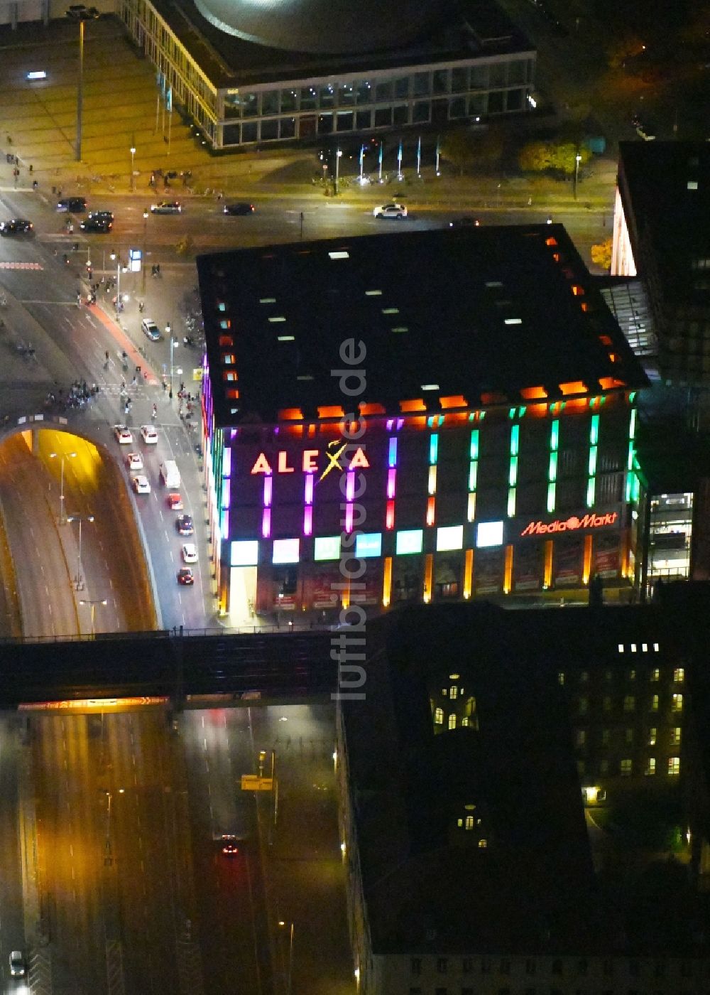 Berlin bei Nacht von oben - Nachtluftbild Gebäude des Einkaufszentrum Alexa in Berlin