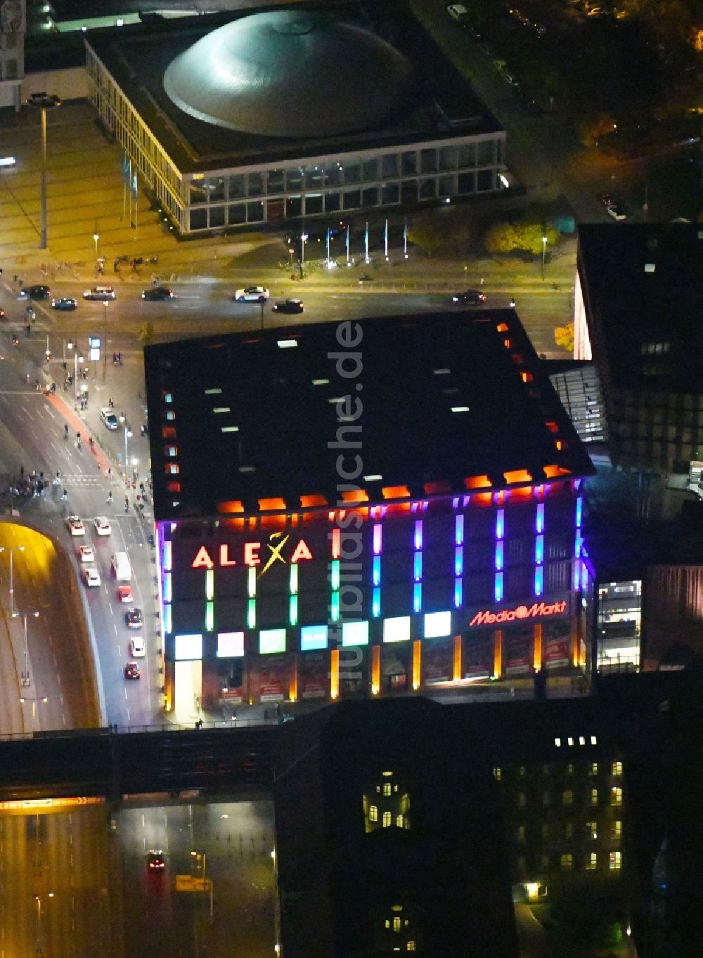 Berlin bei Nacht aus der Vogelperspektive: Nachtluftbild Gebäude des Einkaufszentrum Alexa in Berlin