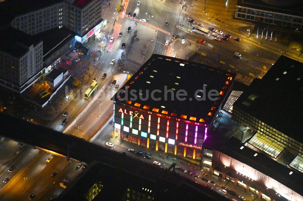 Nachtluftbild Berlin - Nachtluftbild Gebäude des Einkaufszentrum Alexa in Berlin