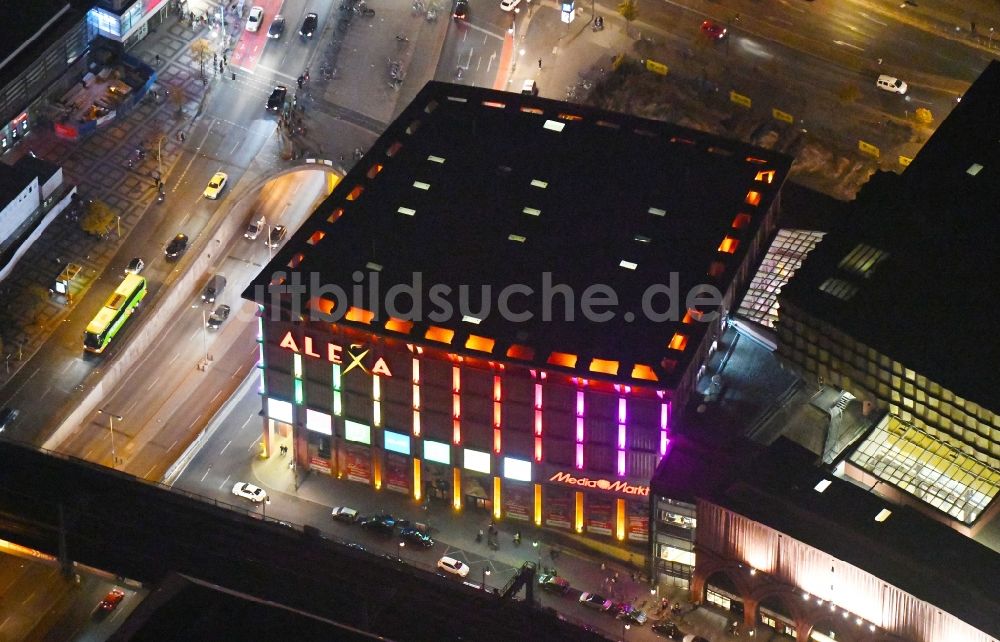 Nacht-Luftaufnahme Berlin - Nachtluftbild Gebäude des Einkaufszentrum Alexa in Berlin