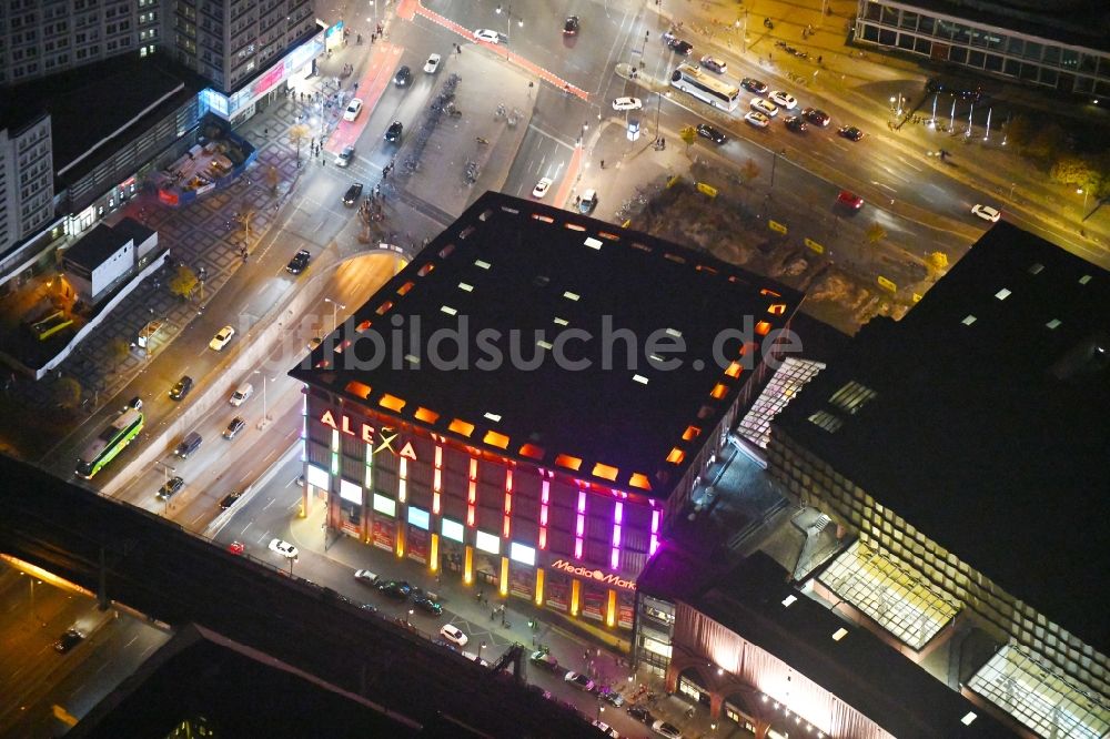 Berlin bei Nacht von oben - Nachtluftbild Gebäude des Einkaufszentrum Alexa in Berlin