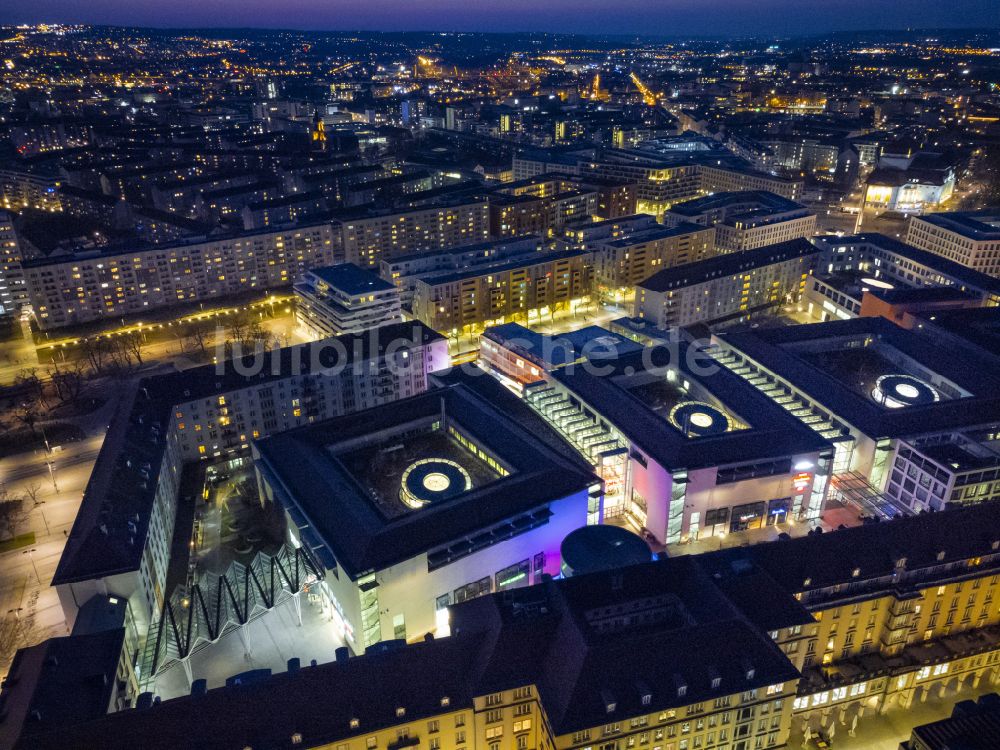 Dresden bei Nacht von oben - Nachtluftbild Gebäude des Einkaufszentrum Altmarkt Galerie der ECE Projektmanagement GmbH in Dresden im Bundesland Sachsen