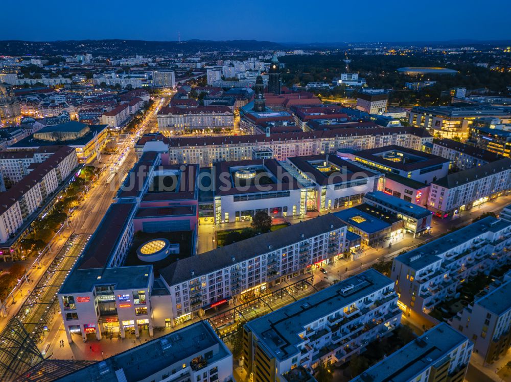 Dresden bei Nacht aus der Vogelperspektive: Nachtluftbild Gebäude des Einkaufszentrum Altmarkt Galerie der ECE Projektmanagement GmbH in Dresden im Bundesland Sachsen