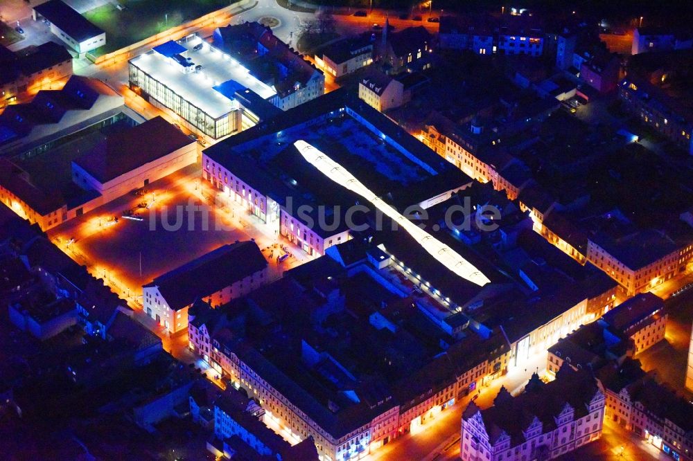 Lutherstadt Wittenberg bei Nacht aus der Vogelperspektive: Nachtluftbild Gebäude des Einkaufszentrum ARSENAL in Lutherstadt Wittenberg im Bundesland Sachsen-Anhalt