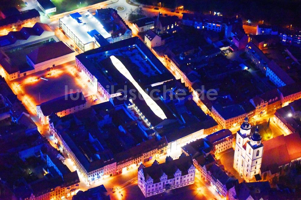 Nachtluftbild Lutherstadt Wittenberg - Nachtluftbild Gebäude des Einkaufszentrum ARSENAL in Lutherstadt Wittenberg im Bundesland Sachsen-Anhalt