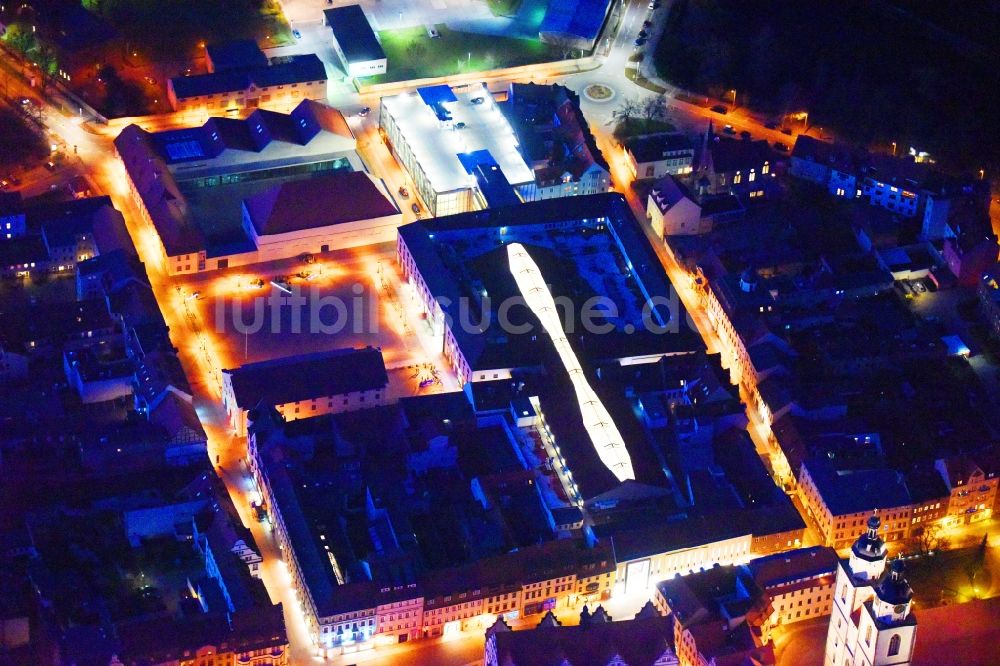 Nacht-Luftaufnahme Lutherstadt Wittenberg - Nachtluftbild Gebäude des Einkaufszentrum ARSENAL in Lutherstadt Wittenberg im Bundesland Sachsen-Anhalt