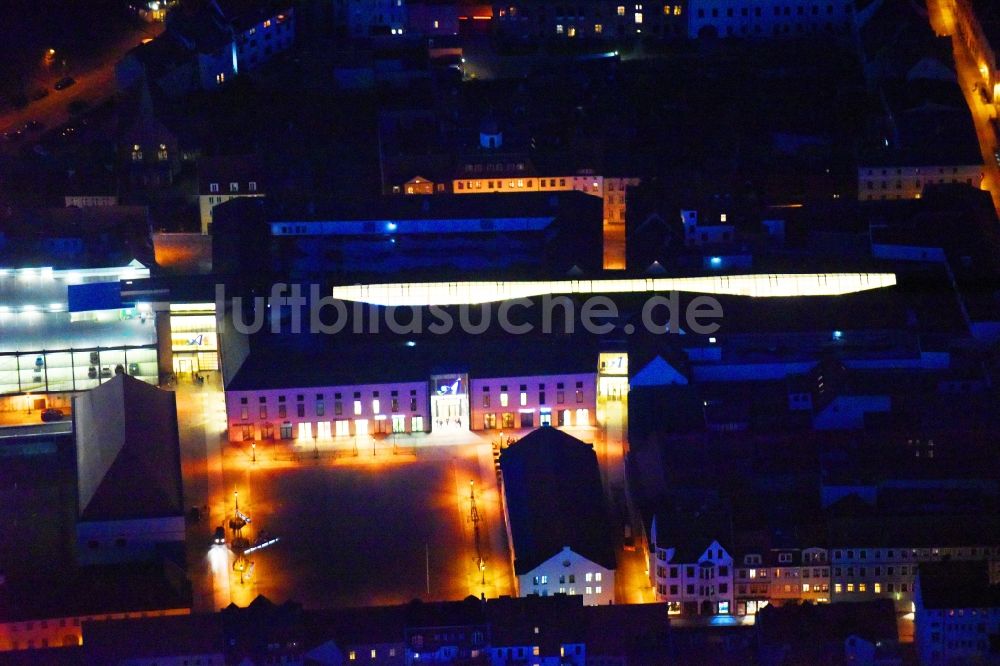 Lutherstadt Wittenberg bei Nacht aus der Vogelperspektive: Nachtluftbild Gebäude des Einkaufszentrum ARSENAL in Lutherstadt Wittenberg im Bundesland Sachsen-Anhalt