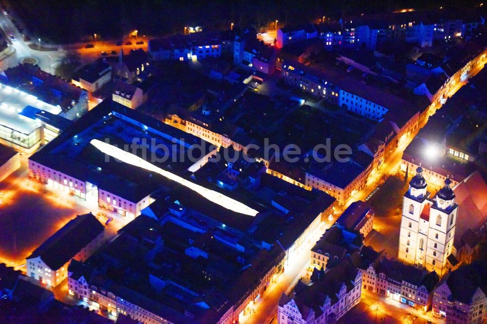 Nachtluftbild Lutherstadt Wittenberg - Nachtluftbild Gebäude des Einkaufszentrum ARSENAL in Lutherstadt Wittenberg im Bundesland Sachsen-Anhalt