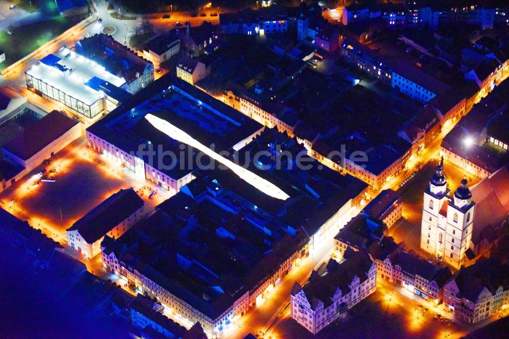 Nacht-Luftaufnahme Lutherstadt Wittenberg - Nachtluftbild Gebäude des Einkaufszentrum ARSENAL in Lutherstadt Wittenberg im Bundesland Sachsen-Anhalt