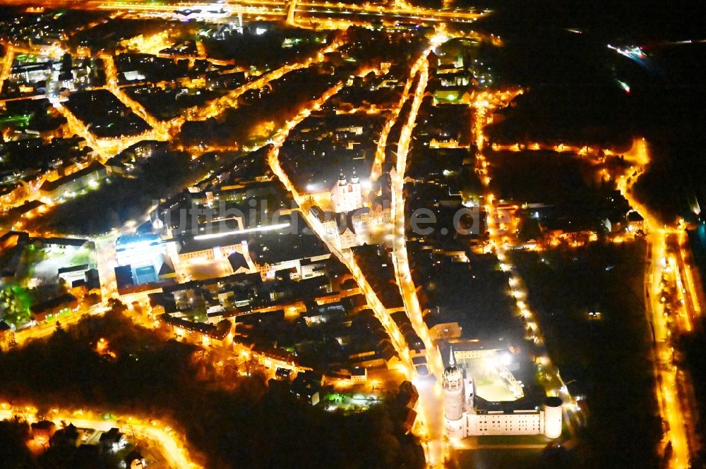 Lutherstadt Wittenberg bei Nacht aus der Vogelperspektive: Nachtluftbild Gebäude des Einkaufszentrum ARSENAL im Zentrum der Lutherstadt Wittenberg im Bundesland Sachsen-Anhalt