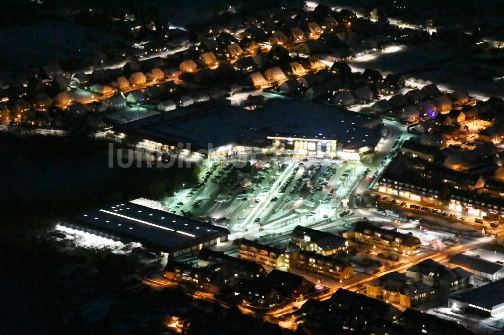 Nacht-Luftaufnahme Werder (Havel) - Nachtluftbild Gebäude des Einkaufszentrum EKZ Werderpark Auf dem Strengfeld in Werder (Havel) im Bundesland Brandenburg