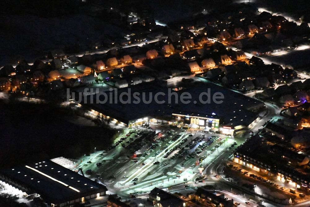 Werder (Havel) bei Nacht aus der Vogelperspektive: Nachtluftbild Gebäude des Einkaufszentrum EKZ Werderpark Auf dem Strengfeld in Werder (Havel) im Bundesland Brandenburg