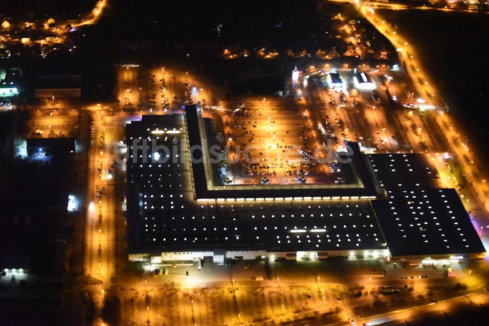 Magdeburg bei Nacht aus der Vogelperspektive: Nachtluftbild Gebäude des Einkaufszentrum Florapark am Olvenstedter Graseweg in Magdeburg im Bundesland Sachsen-Anhalt