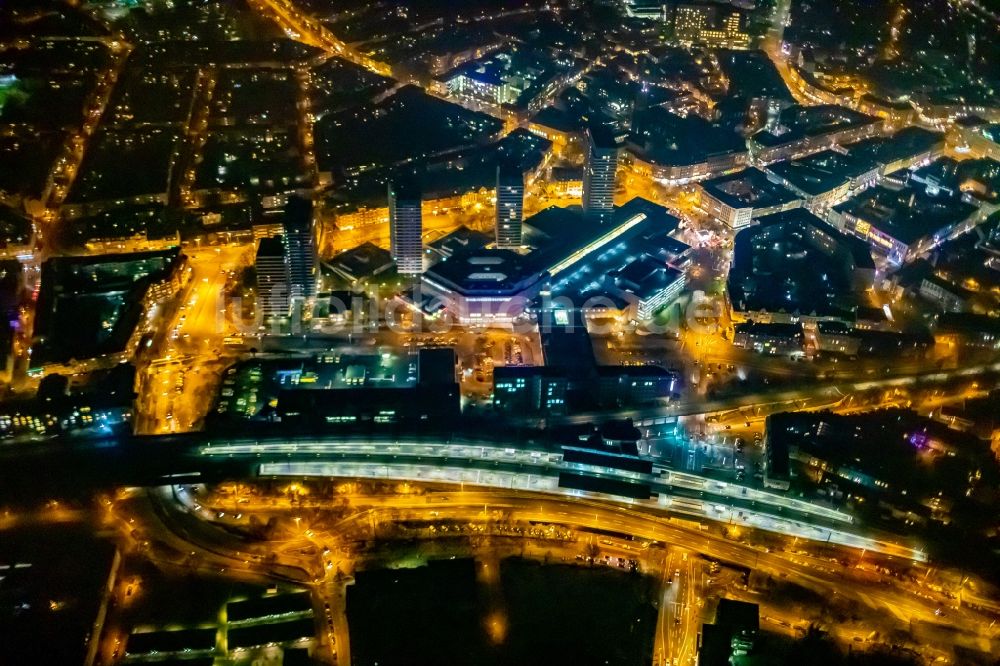 Mülheim an der Ruhr bei Nacht aus der Vogelperspektive: Nachtluftbild Gebäude des Einkaufszentrum Forum City Mülheim am Hans-Böckler-Platz in Mülheim an der Ruhr im Bundesland Nordrhein-Westfalen, Deutschland