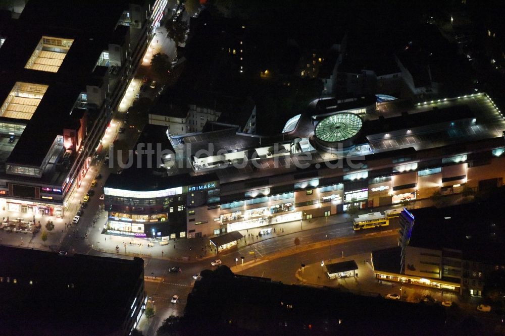 Nachtluftbild Berlin - Nachtluftbild Gebäude des Einkaufszentrum Forum Steglitz an der Schloßallee in Berlin