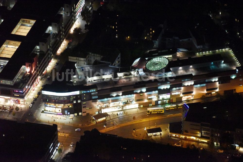 Nacht-Luftaufnahme Berlin - Nachtluftbild Gebäude des Einkaufszentrum Forum Steglitz an der Schloßallee in Berlin