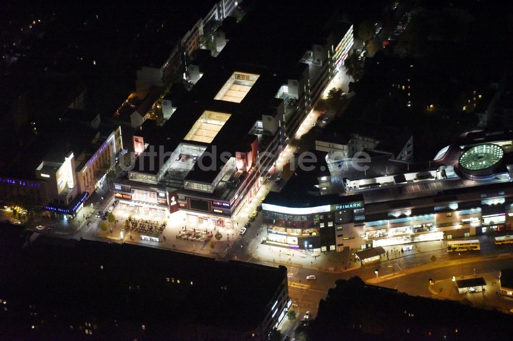 Berlin bei Nacht von oben - Nachtluftbild Gebäude des Einkaufszentrum Forum Steglitz an der Schloßallee in Berlin