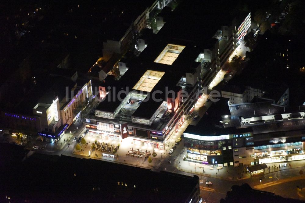 Berlin bei Nacht aus der Vogelperspektive: Nachtluftbild Gebäude des Einkaufszentrum Forum Steglitz an der Schloßallee in Berlin