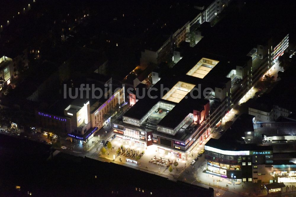 Nachtluftbild Berlin - Nachtluftbild Gebäude des Einkaufszentrum Forum Steglitz an der Schloßallee in Berlin